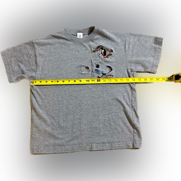 VTG WB STUDIO STORE FOOTBALL GRAY T-SHIRT LOONEY TUNES ROADRUNNER COYOTE KIDS L - Picture 4 of 6